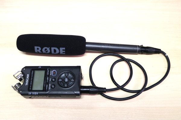 Gravador digital Tascam com microfone